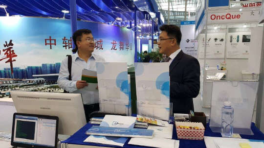 정보보호전문기업 엘에스웨어가 16일부터 중국 4대 박람회 중 하나인 '심천 하이테크'(Hi-Tech Fair 2015)전시회에 참가했다. 김민수 엘에스웨어 대표(오른쪽)가 참관객의 문의에 응하고 있다.  엘에스웨어 제공
